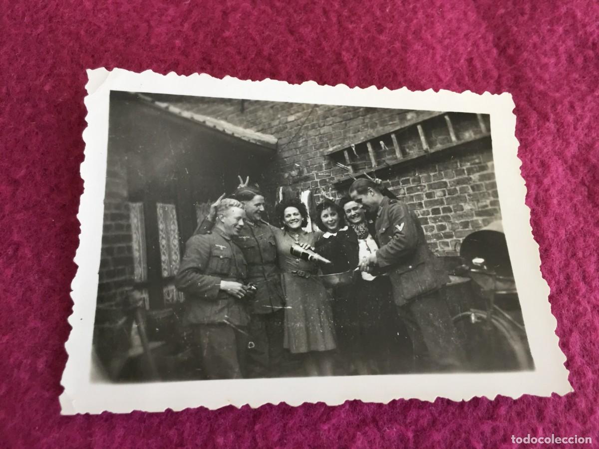 Militaria: FOTO ORIGINAL DE SOLDADOS ALEMANES INTIMANDO EN FRANCIA * III REICH * 2&ordf; SEGUNDA GUERRA MUNDIAL ***