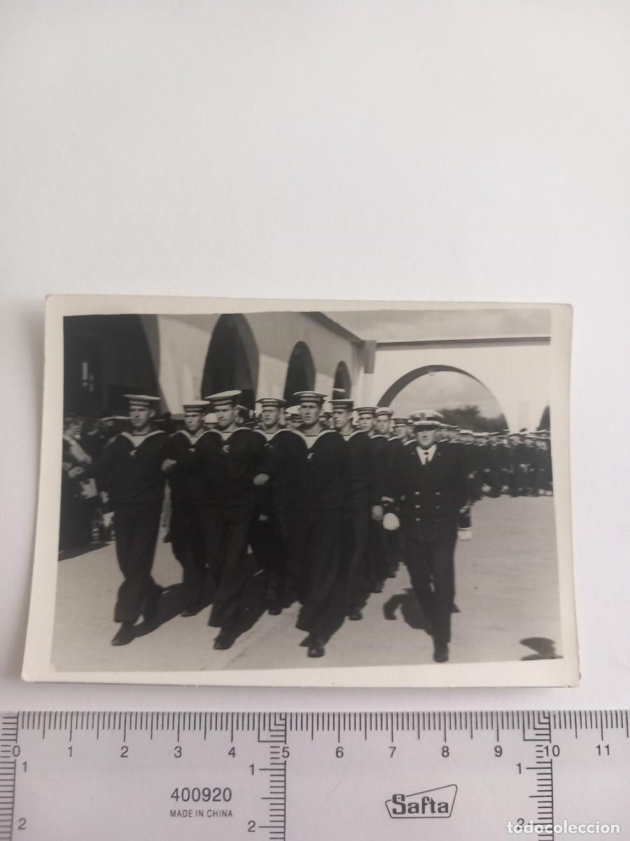 Militaria: Marineros desfilando.