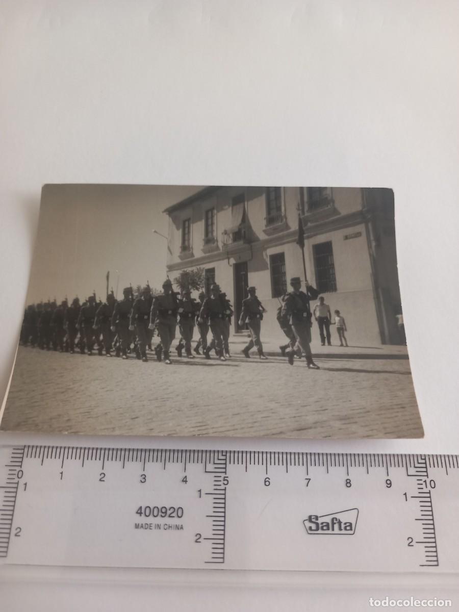 Militaria: Soldados desfilando.