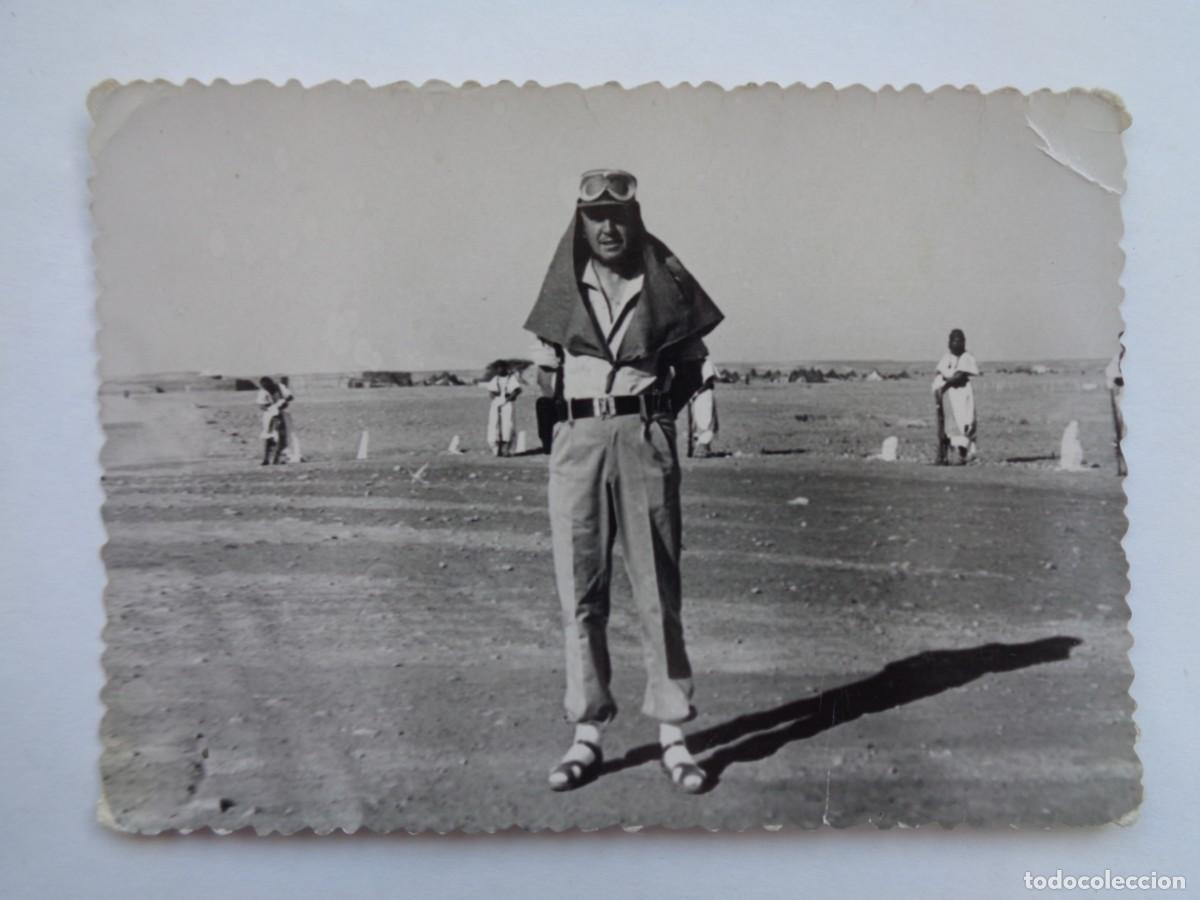 Militaria: TROPAS DE AFRICA : FOTO DE MILITAR ESPA&Ntilde;OL CON GAFAS ANTIARENA Y SIROQUERA, DETRAS NATIVOS . SAHARA