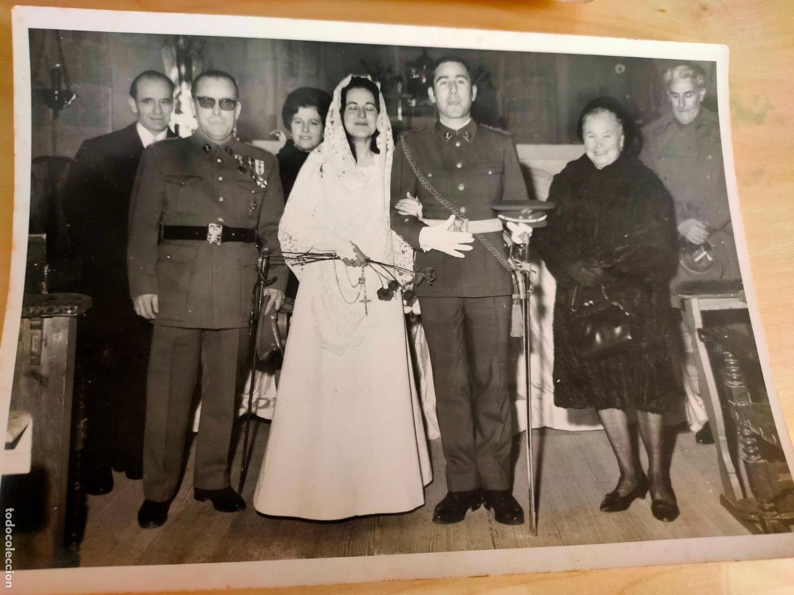 Militaria: Foto a&ntilde;os 60 boda con oficiales del ejercito, Sables y medallas guerra civil. 17 x 12 cms.
