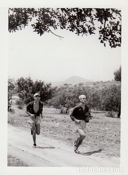 Militaria: 3 fotos J&oacute;venes Frente de Juventudes Ejercicios carrera y escalada en la monta&ntilde;a A&ntilde;os 60 kn