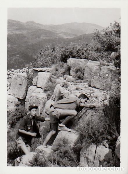 Militaria: 3 fotos J&oacute;venes Frente de Juventudes Ejercicios carrera y escalada en la monta&ntilde;a A&ntilde;os 60 kn