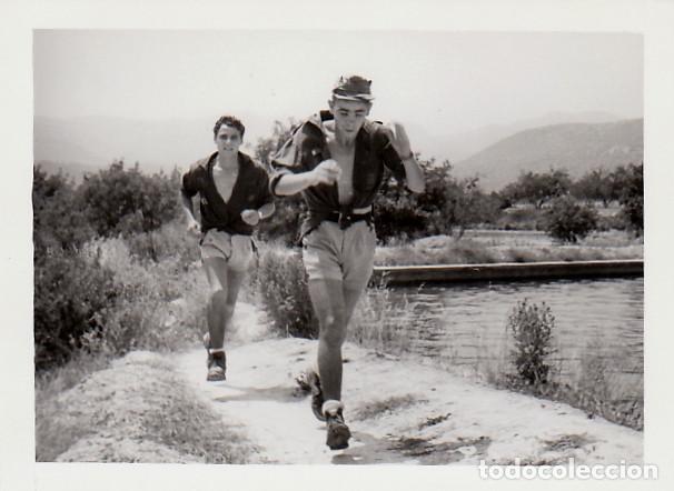 Militaria: 3 fotos J&oacute;venes Frente de Juventudes Ejercicios carrera y escalada en la monta&ntilde;a A&ntilde;os 60 kn