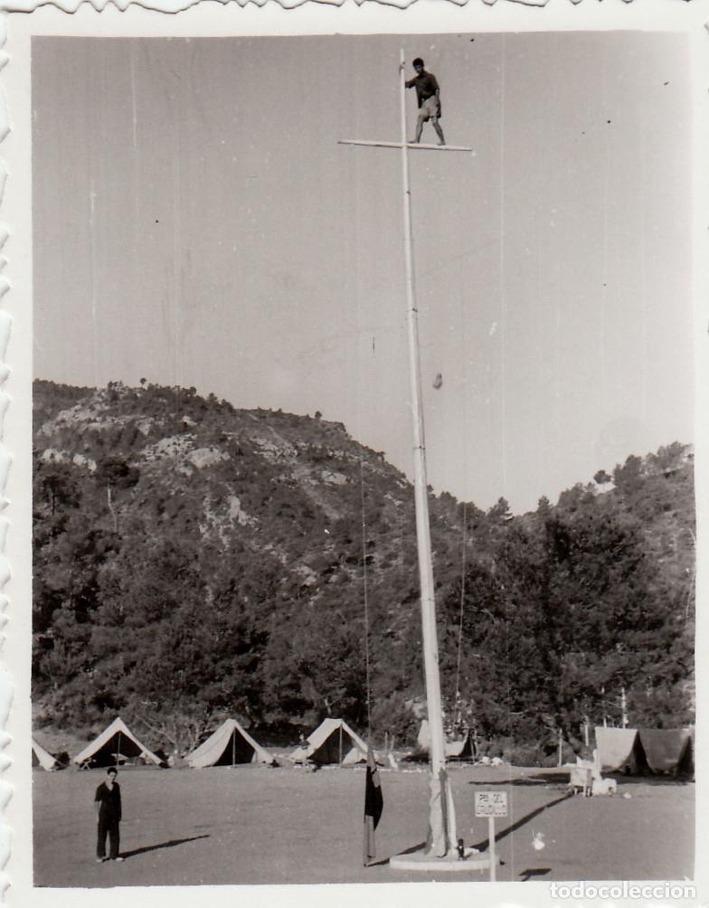 Militaria: 2 fotos. Militar trepando por el m&aacute;stil de la bandera. Campamento Cartel plaza Caudillo. A&ntilde;os 60 kn