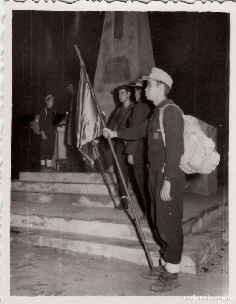 Militaria: J&oacute;venes ante monolito con cruz &rdquo;Ca&iacute;dos por Espa&ntilde;a, Presentes&rdquo; Frente Juventudes. A&ntilde;os 60. kn