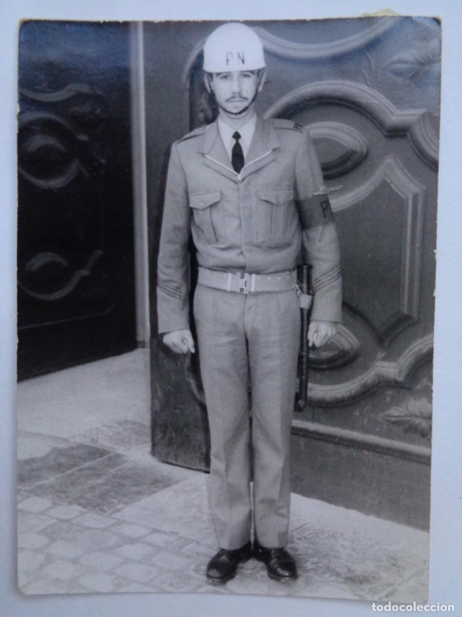 Militaria: FOTO DE POLICIA DE LA PN , POLICIA NAVAL , CON CASCO Y PORRA