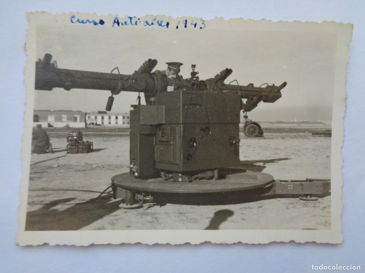 Militaria: FOTO DE MILITAR CON UNA ESPECIE DE TELEMETRO GIGANTE . CURSO ANTIAEREO 1943