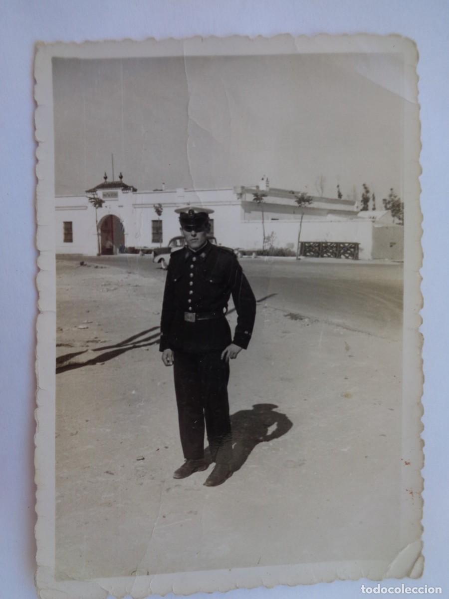 Militaria: INFANTERIA DE MARINA : FOTO DE INFANTE FRENTE AL CUARTEL DE BONITO