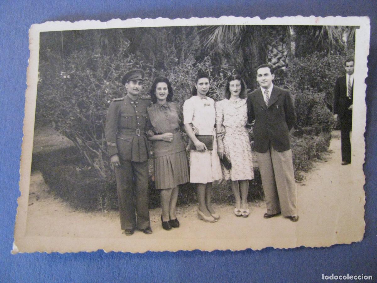 Militaria: FOTO DE UN MILITAR CON OTRAS PERSONAS. EJERCITO A&Eacute;REO. 9X6 CM. JUN. 1942.