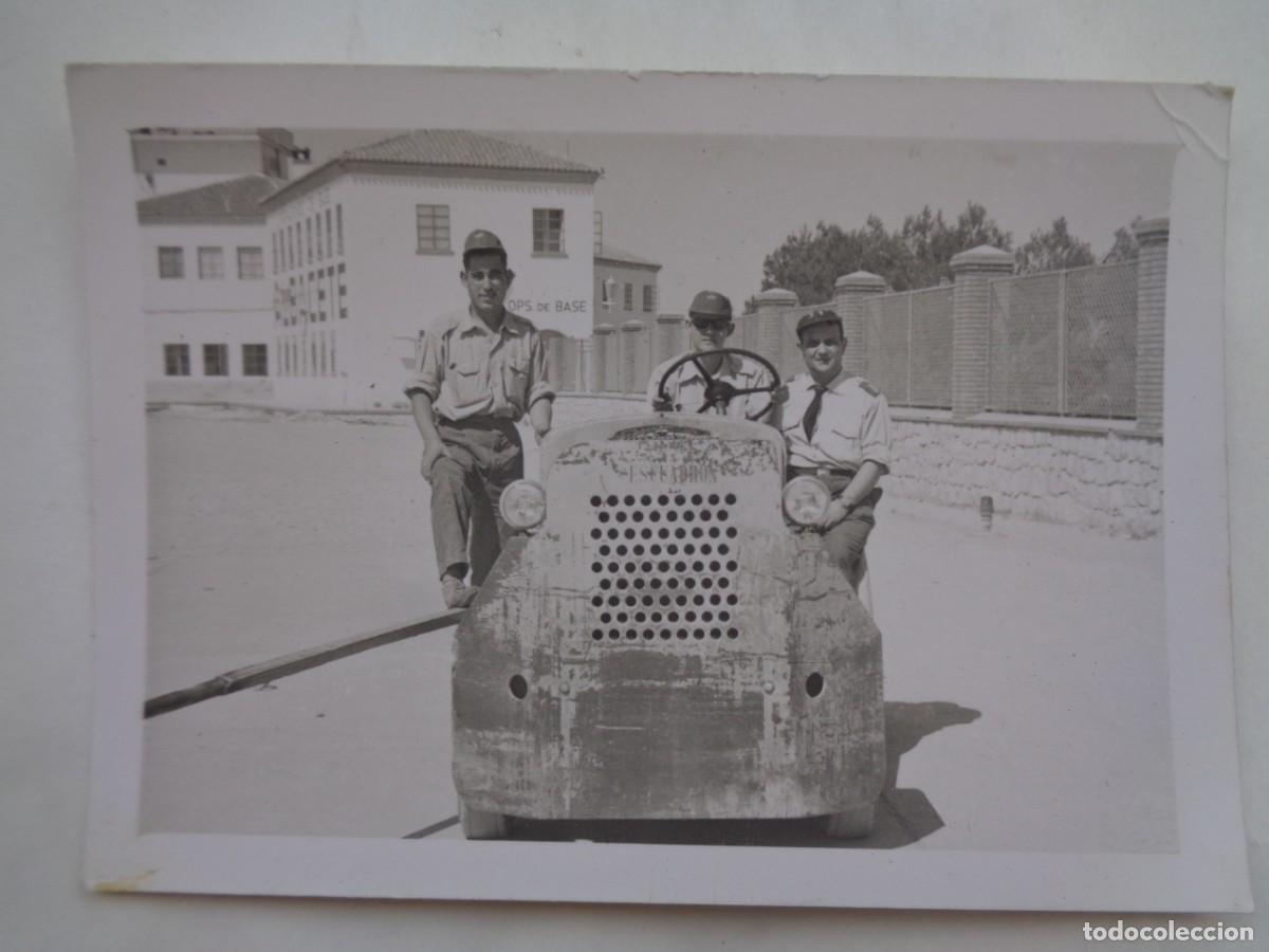 Militaria: AVIACION : FOTO DE MILITARES DEL EJERCITO DEL AIRE CON VEHICULO RARO