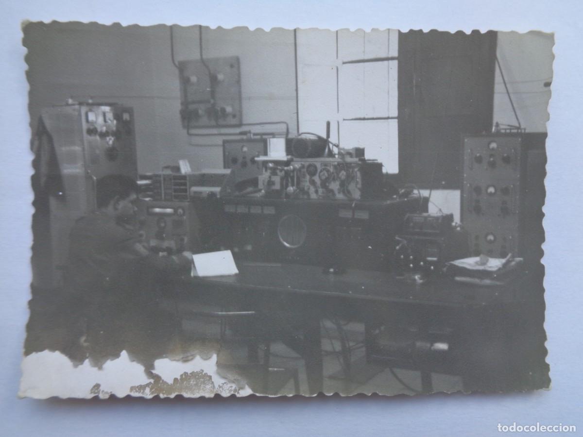 Militaria: FOTO DE MILITAR EN ESTACION DE RADIO , MUCHO APARATO