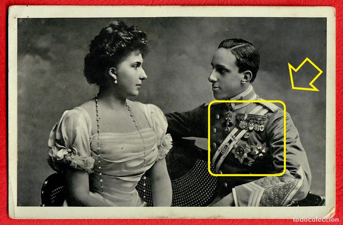 Militaria: Original de epoca - Fotopostal del Rey Alfonso XIII y la Reina Victoria Eugenia - Condecorado