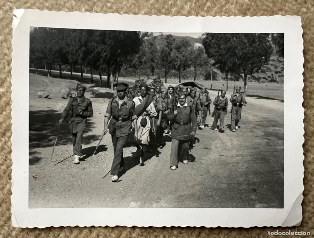 Military Antiques: Tetu&aacute;n (Marruecos Espa&ntilde;ol - 1954) - Fotograf&iacute;a militares espa&ntilde;oles y soldado ind&iacute;gena