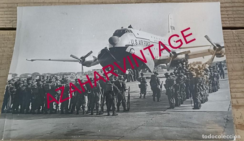 Militaria: NUEVA DELHI, ANTIGUA FOTOGRAFIA EMBARQUE DE TROPAS INDIAS CAMINO DEL CONGO, 178X128MM