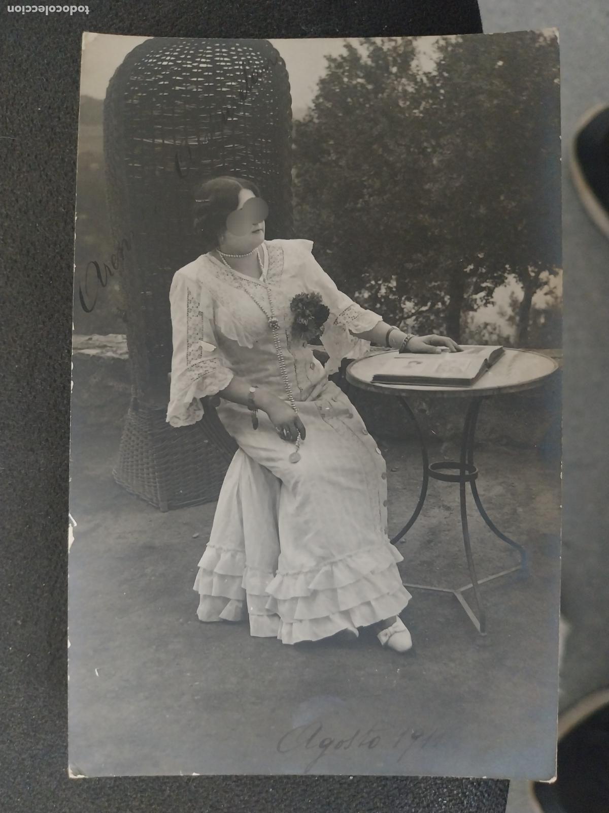 Military Antiques: DAMA JARDIN MESA COLLAR PERLAS VESTIDO BLANCO SILLON MIMBRE FOTO DORSO POSTAL 1911