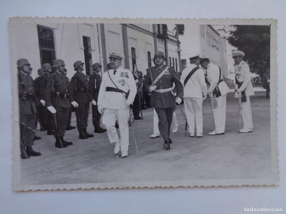 Militaria: FOTO DE GENERAL DE LAS TROPAS DE AFRICA ( UNIFORME BLANCO ) PASANDO REVISTA MILITARES CON CASCO Z
