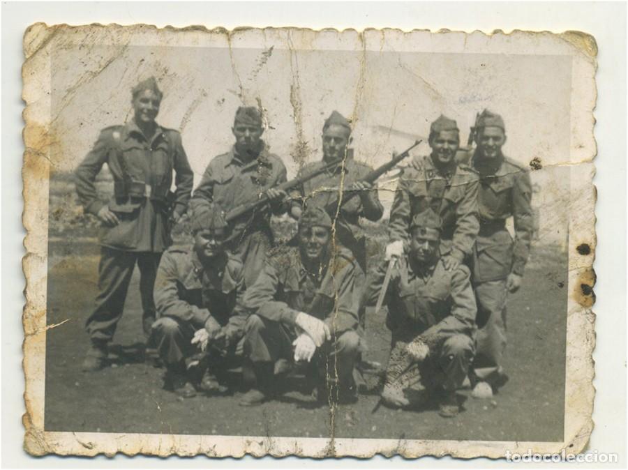 Militaria: RABASA CIR 8 ALICANTE FOTOGRAFIA DE 8 SOLDADOS CON ARMAMENTO Y GUANTES A&Ntilde;OS 50