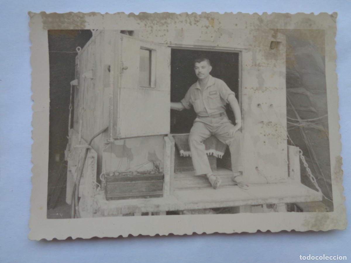 Military Antiques: FOTO DE MILITAR DE TRANSMISIONES CON APARATO DE RADIO AMBULANTE , COCHE - RADIO ( CAMION )