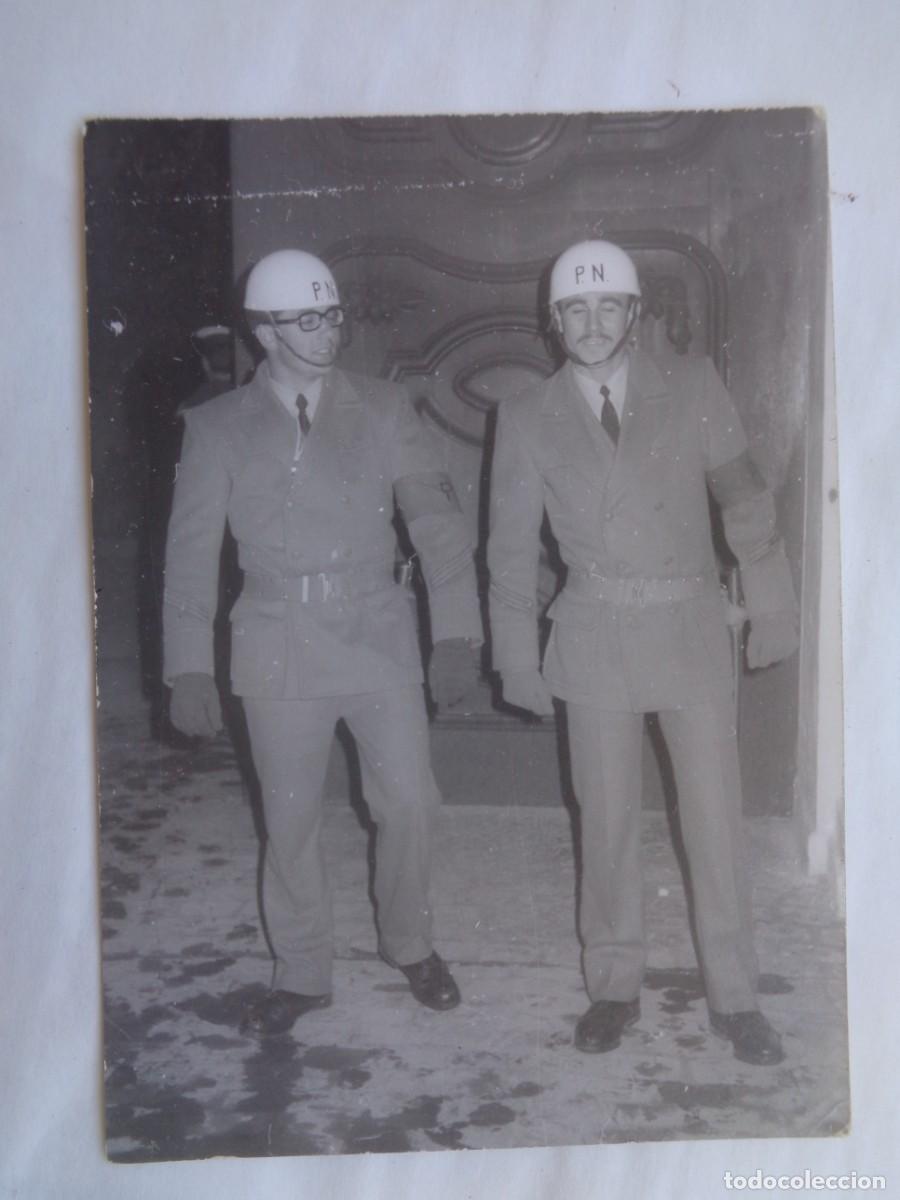 Militaria: FOTO DE POLICIAS DE LA PN , POLICIA NAVAL , CON CASCO Y PORRA . 1972