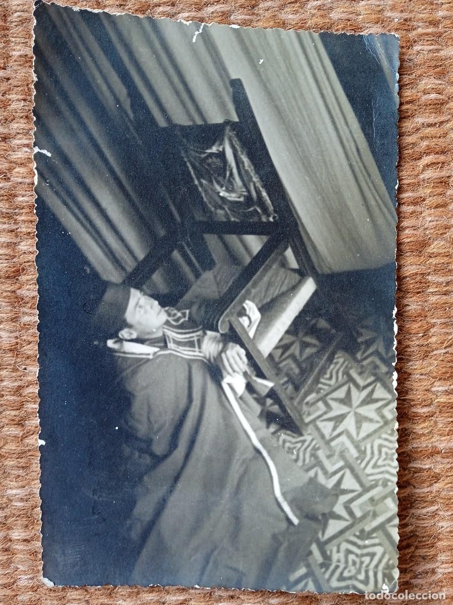 Military Antiques: REGULAR REZANDO AL BANDERIN DE REGULARES - FOTO CALATAYUD