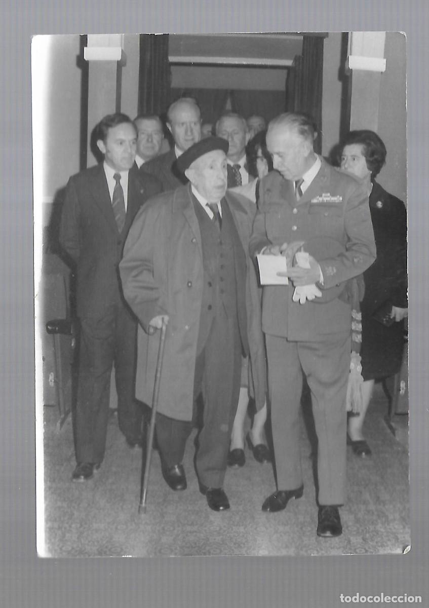 Military Antiques: M33-ANTIGUA FOTOGRAFIA- UN MILITAR Y GRUPO DE PERSONAS FOTO - - - -