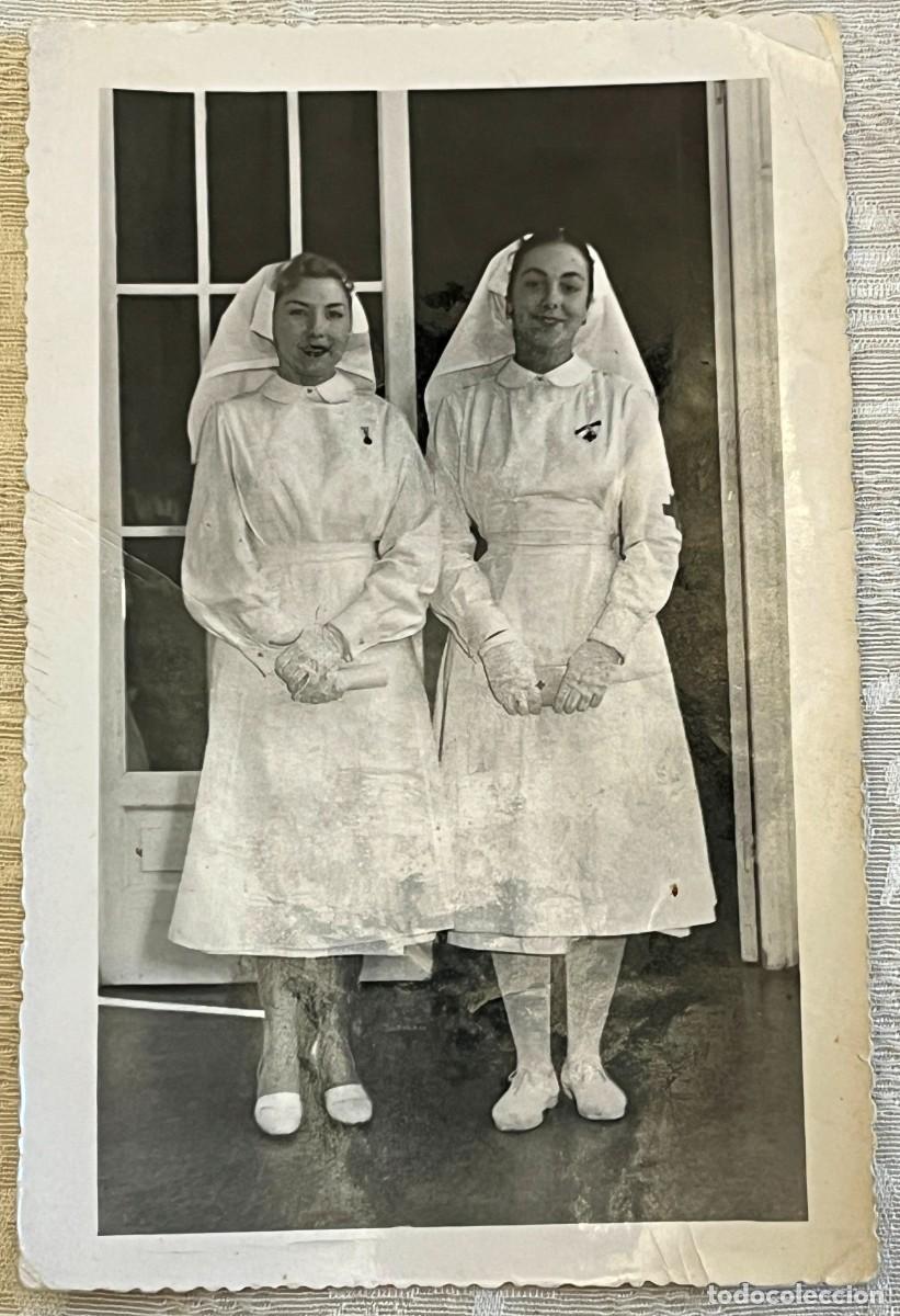 Military Antiques: ANTIGUA FOTOGRAFIA DE DOS ENFERMERAS ESPA&Ntilde;OLAS, FECHADA EL 15 DE NOVIEMBRE DE 1953, FOTOGRAFO AUMENT