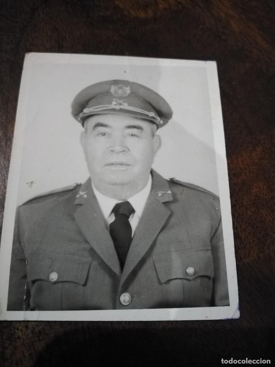 Militaria: Fotograf&iacute;a 5,5 x 7 cm de Sargento Ajudante reformado de cavalaria. A&ntilde;o 1974. Portugal.