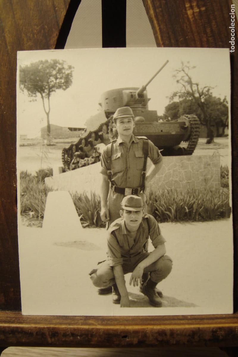 Militaria: ANTIGUA FOTOGRAFIA JOVENES MILITARES CON TANQUE AL FONDO A&Ntilde;OS 60