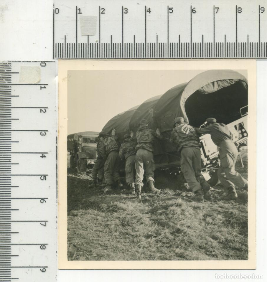 Militaria: FOTOGRAFIA MILITAR , GRUPO DE SOLDADOS EMPUJANDO A UN CAMION MILITAR