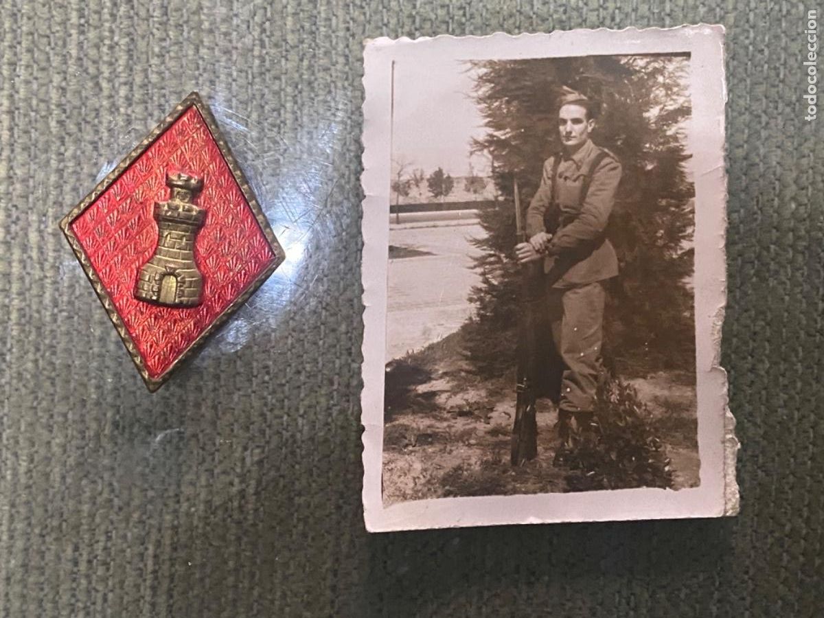 Militaria: ANTIGUA INSIGNIA Y FOTO MILITAR A&Ntilde;OS 50