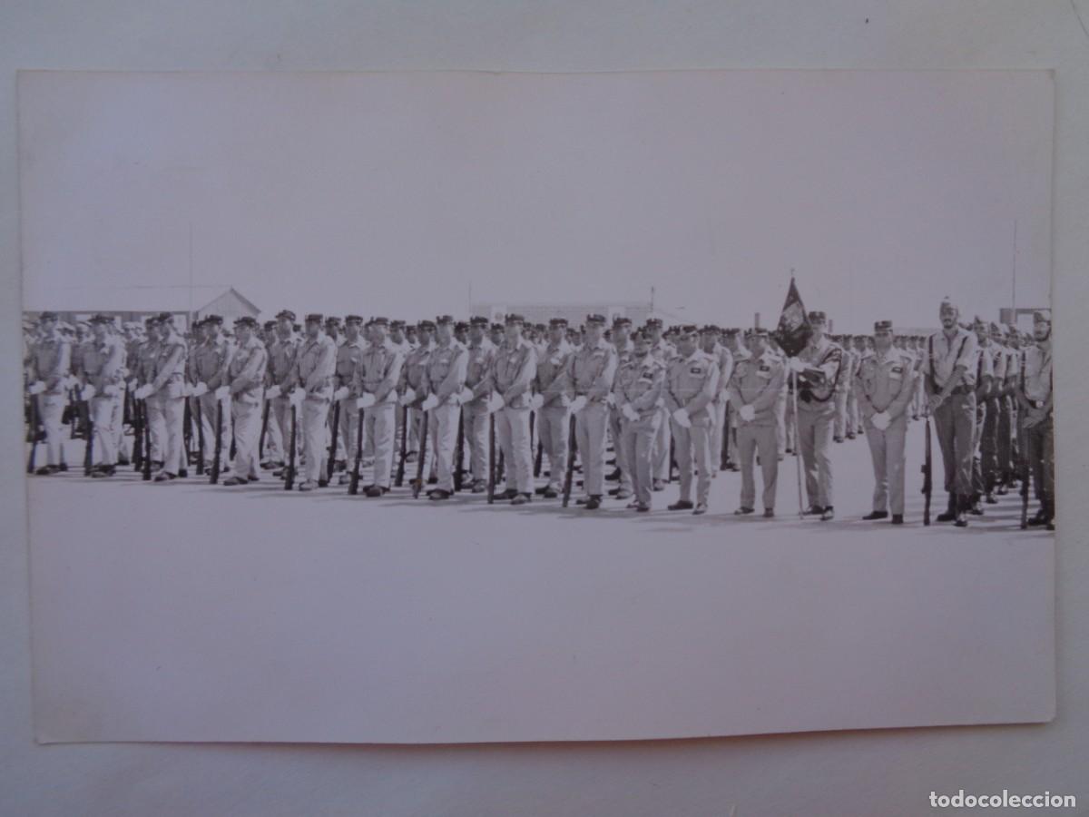 Militaria: POLICIA TERRITORIAL DEL SAHARA : FOTO DE POLICIAS EN FORMACION , CON BANDERIN