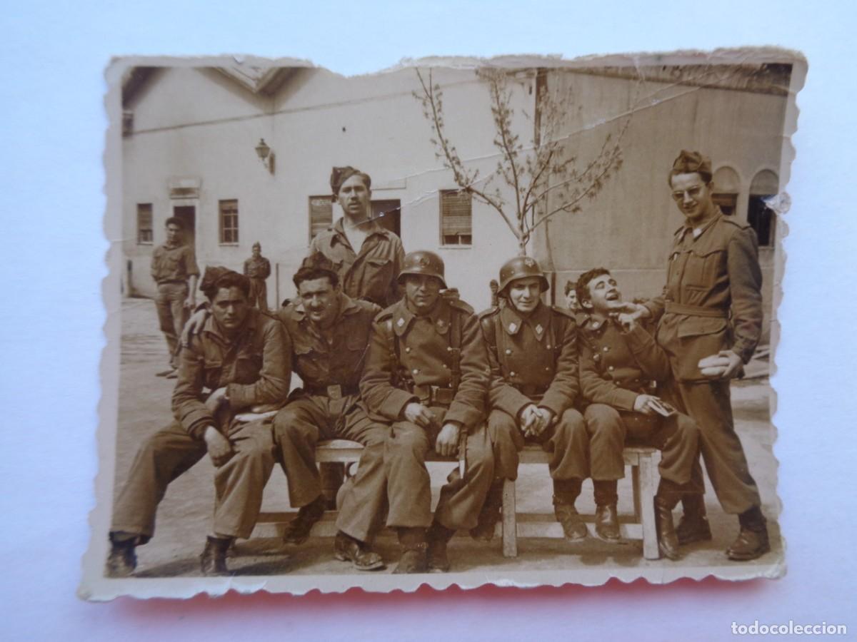 Militaria: FOTO DE MILITAR CON ROPA DE CAMPA&Ntilde;A Y OTROS DE GALA CON CASCO Z . DE FOTOS SACRISTAN