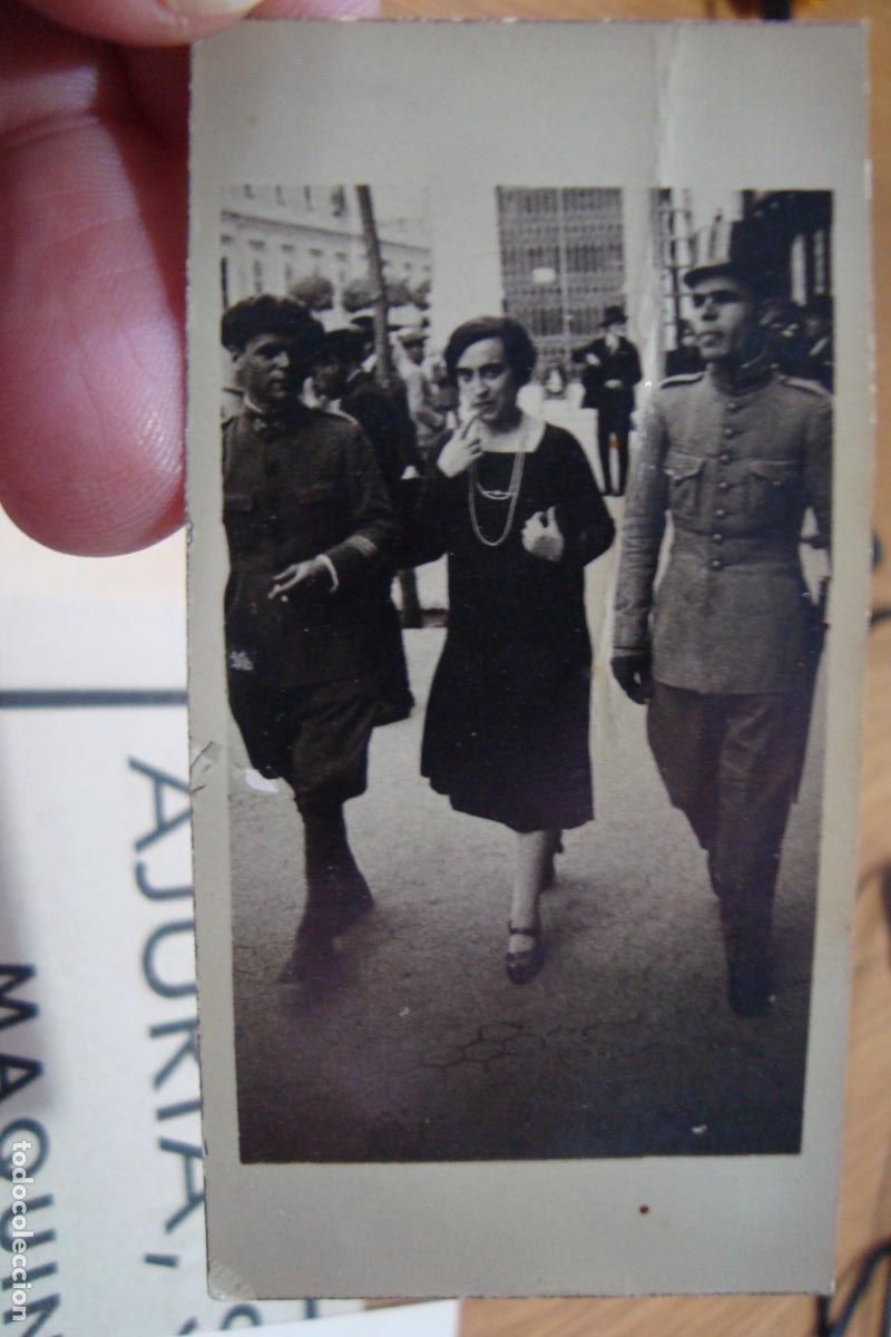 Militaria: ANTIGUA FOTOGRAFIA SE&Ntilde;ORA Y MILITARES POR LA CALLE.