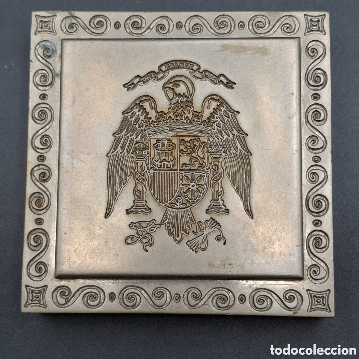 Militaria: Antigua y rara pieza en metal con representaci&oacute;n &aacute;guila de San Juan y leyenda una grande y libre.