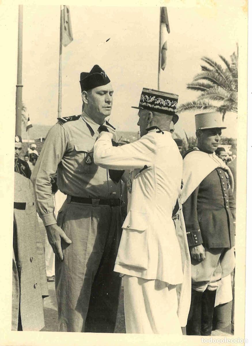 Militaria: Fotograf&iacute;a de imposici&oacute;n de medalla a militar franc&eacute;s. 1951