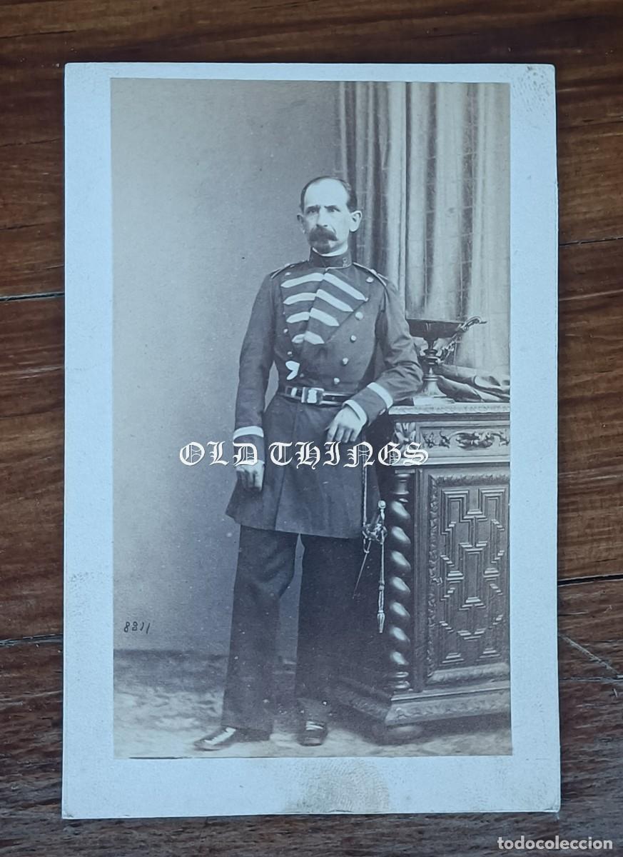 Militaria: FOTOGRAFIA ALBUMINA TIPO CDV / OFICIAL ESPAÑOL REGIMIENTO N.2 / FOTO J. LAURENT / MADRID / MIDE 10,5