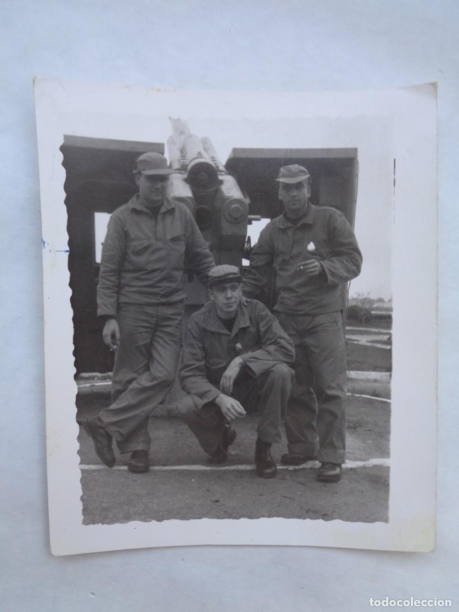 Militaria: INFANTERIA DE MARINA : FOTO DE INFANTES CON ROPA DE CAMPA&Ntilde;A Y CA&Ntilde;ON, 1970