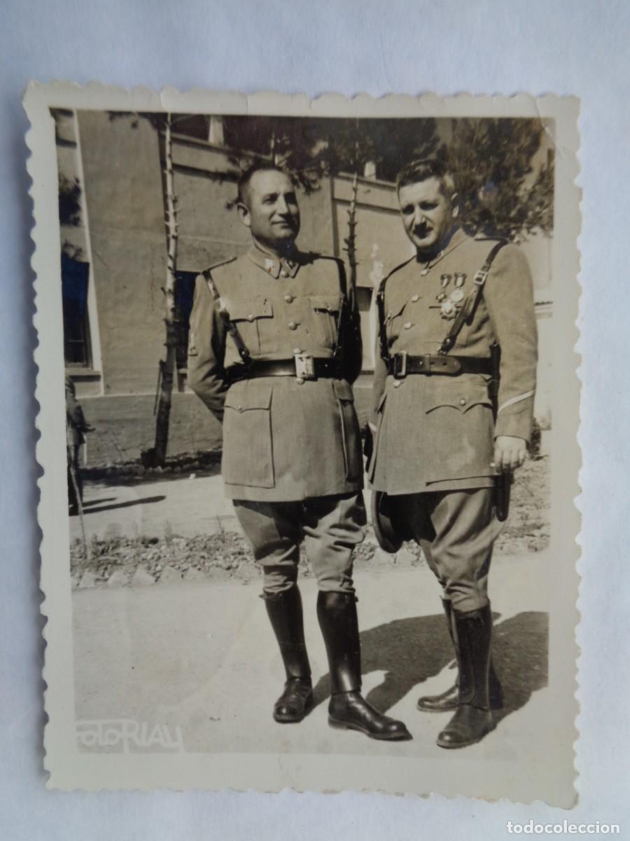 Militaria: POLICIA ARMADA : FOTO DE AGENTES , UNO VETERANO GUERRA CIVIL CON CONDECORACIONES