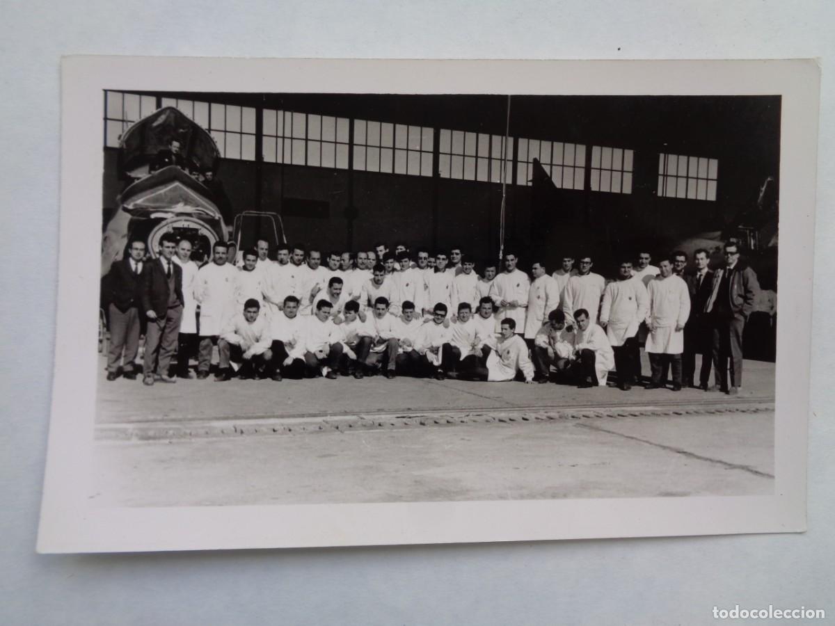 Military Antiques: AVIACION : FOTO DE OPERARIOS CON BATA Y AVIONES EN CONSTRUCCION , SEGURAMENTE C.A.S.A.