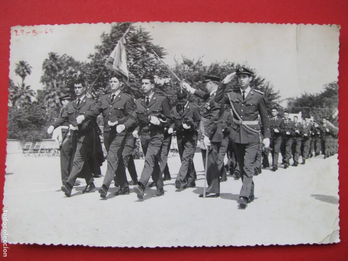 Military Antiques: FOTO DE MILITARES 1965. DETRAS ESCRITA. DESPEGADA DEL ALBUM. 17,5X11,5 CM