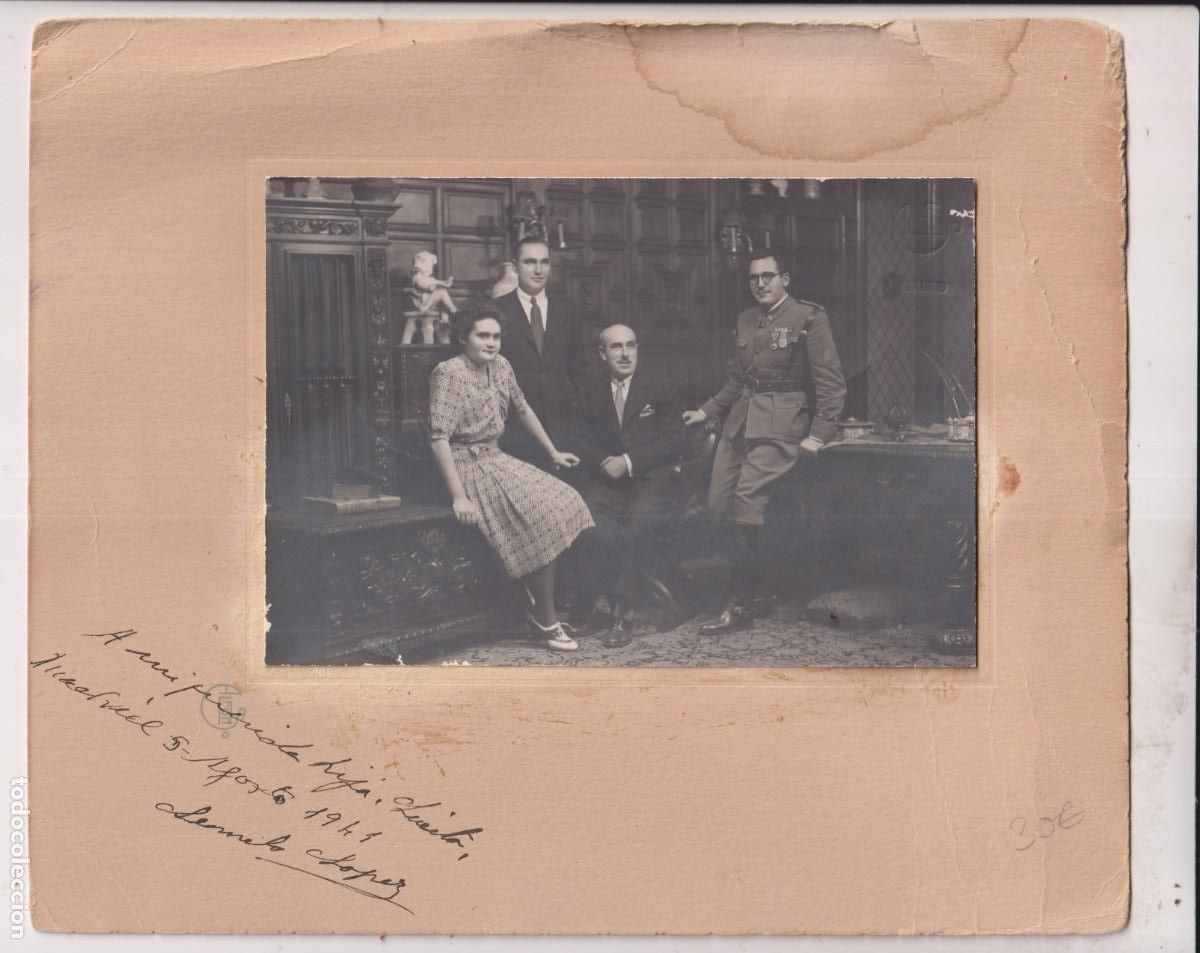 Militaria: Fotografia grupo familiar con un militar condecorado. 1941. Fotografo Alfonso Madrid.