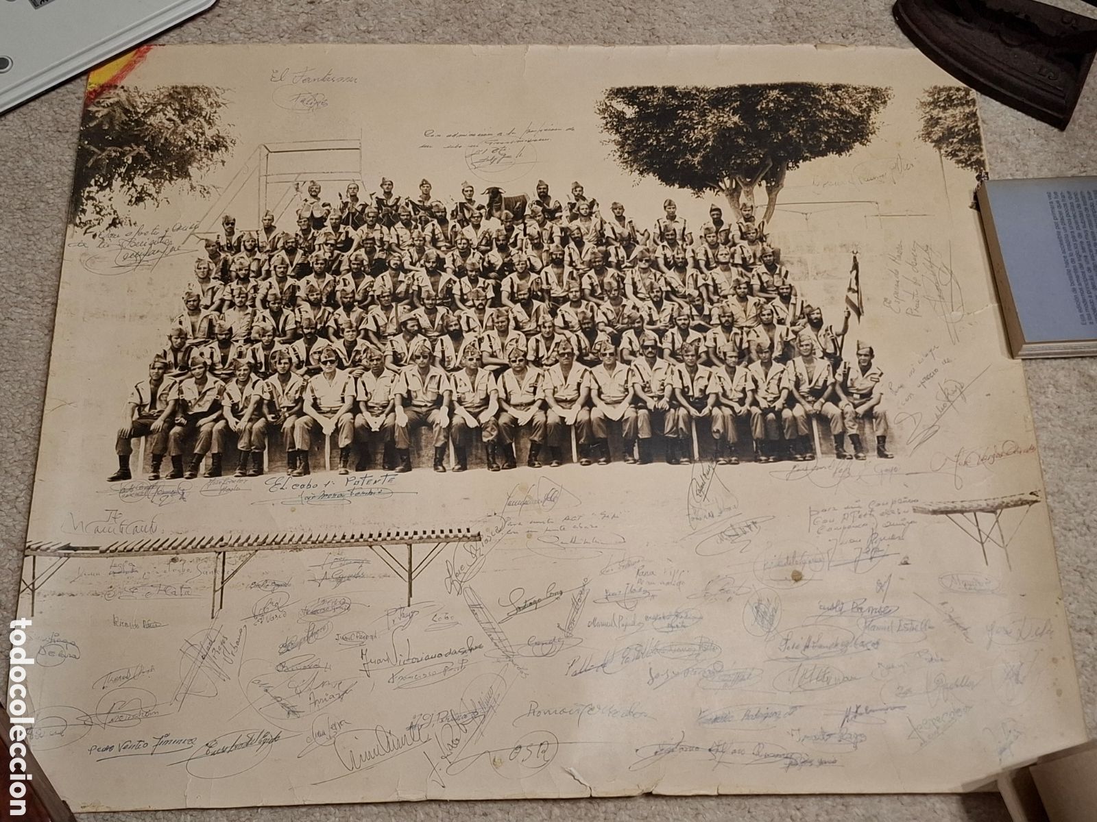 Militaria: La Legi&oacute;n. Compa&ntilde;&iacute;a de legionarios con la cabra, gran fotograf&iacute;a de 60x50 cm. con firmas