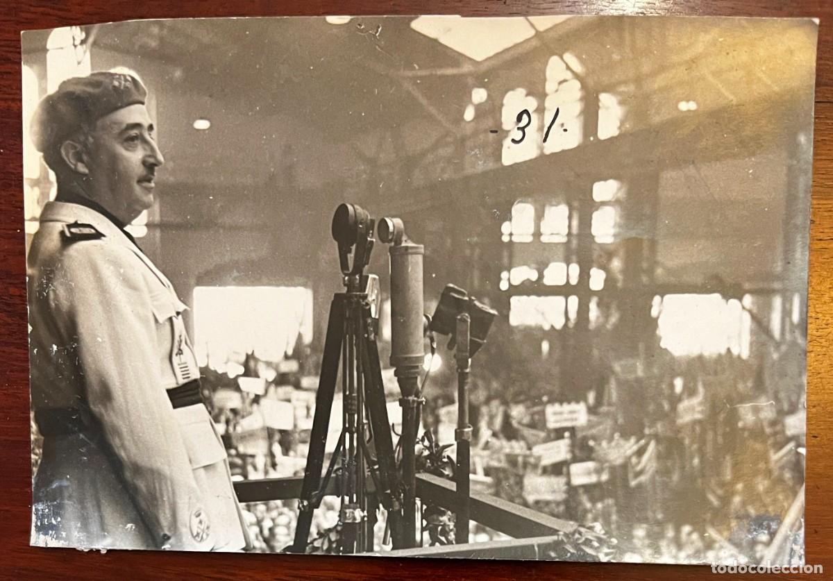 Military Antiques: ANTIGUA FOTOGRAFIA DE FRANCO CON UNIFORME LA FALANGE Y GORRA DE REQUETE, EN UN DISCURSO, MIDE 18 X 1