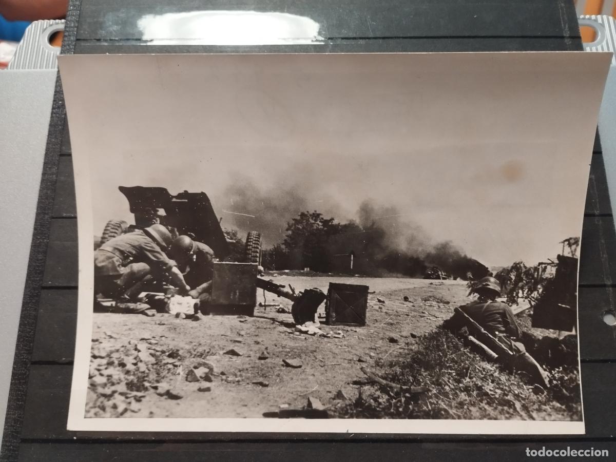 Militaria: TKZ - FOTOGRAFIA ORIGINAL. LAARTILLERIA ALEMANA DESTRUYE UN CARRO SOVIETICO. 1944