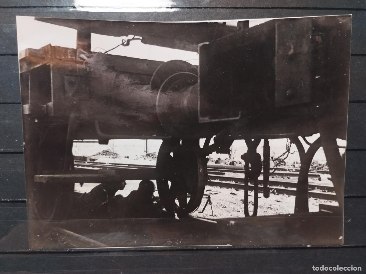 Military Antiques: TKZ - FOTOGRAFIA ORIGINAL. LAS TROPAS ALEMANAS AGAZAPADAS BAJO UN VAGON. 1943