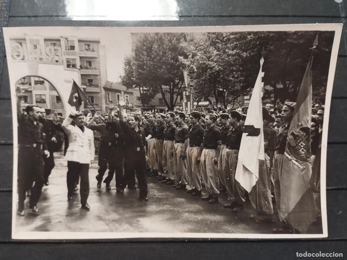 Militaria: TKZ - FOTOGRAFIA ORIGINAL. FRANCO PASA REVISTA A LA FORMACION DEL FRENTE DE JUVENTUDES. 1944