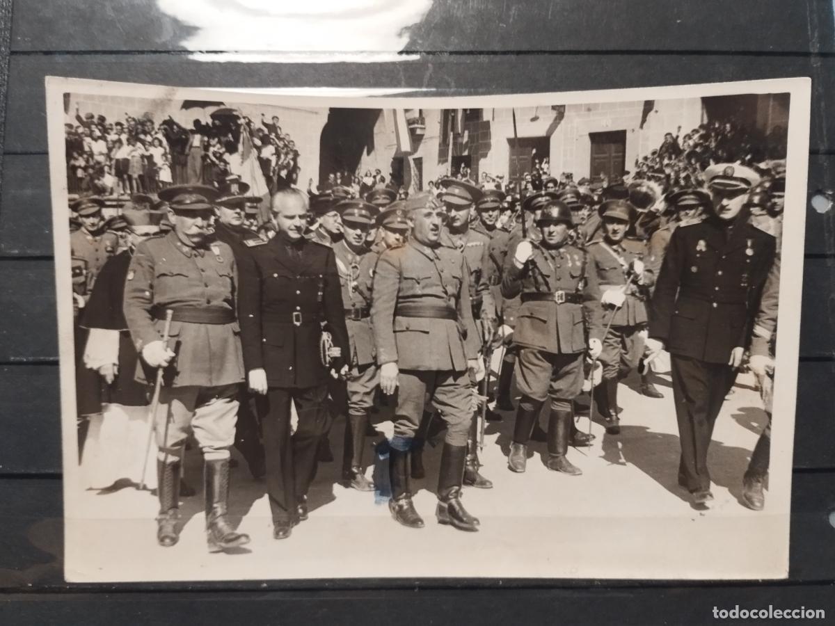 Militaria: TKZ - FOTOGRAFIA ORIGINAL. FRANCO Y EL PRESIDENTE DE LA JUNTA POLITICA AL LLEGAR A CACERES. 1941