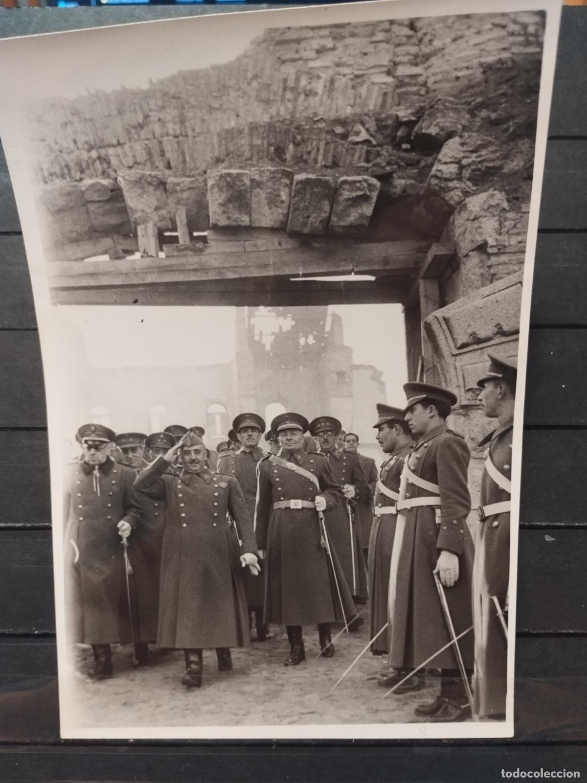 Militaria: TKZ - FOTOGRAFIA ORIGINAL. FRANCOSALIENDO DE LAS RUINAS DEL ALCAZAR TRAS UN ACTO.