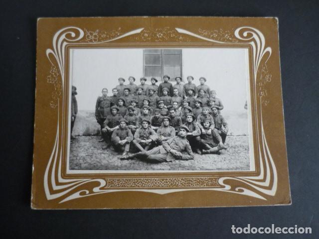 Militaria: EJERCITO ESPA&Ntilde;OL INFANTERIA GRUPO DE SOLDADOS AMETRALLADORAS AL DORSO NOMBRES A&Ntilde;OS 20 18 X 23,5 CM